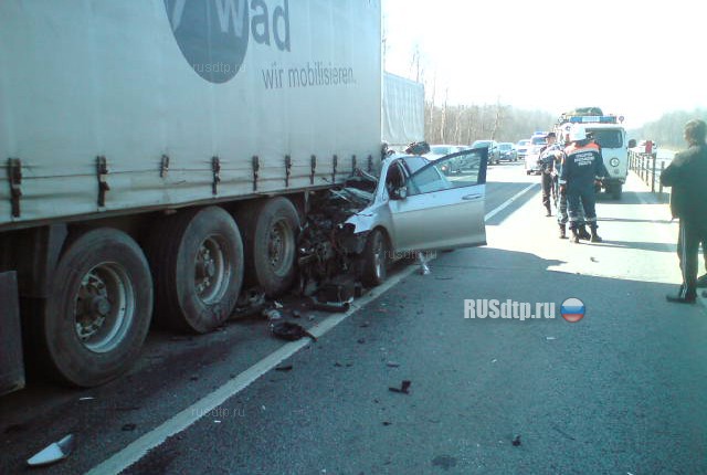 Водитель «Фольксвагена» погиб, врезавшись в стоящую фуру на трассе М-8