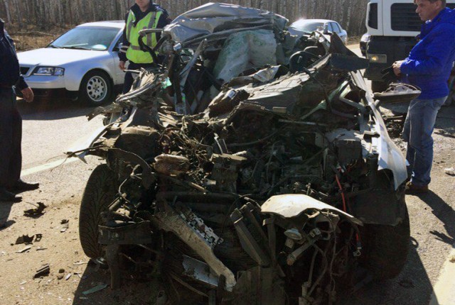 Водитель «Фольксвагена» погиб, врезавшись в стоящую фуру на трассе М-8