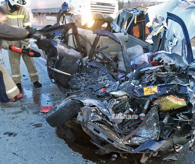 Две женщины погибли в лобовом столкновении «Калины» и автовоза в Чувашии