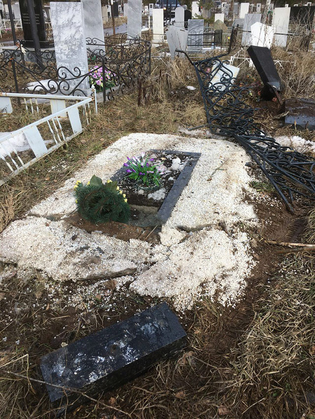 Пьяный водитель совершил ДТП и снёс несколько надгробий на Северном кладбище в Уфе