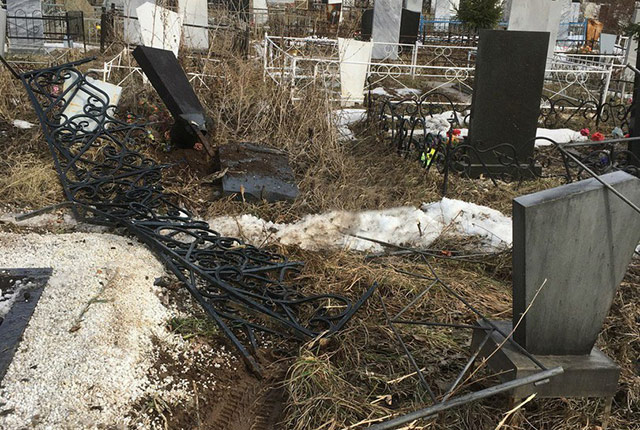 Пьяный водитель совершил ДТП и снёс несколько надгробий на Северном кладбище в Уфе