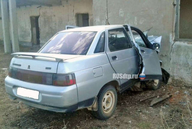 В Оренбургской области водитель погиб, врезавшись в заброшенное здание