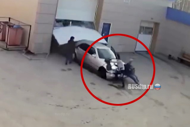 В Берёзовском автомойщик сбил двух женщин на машине клиента
