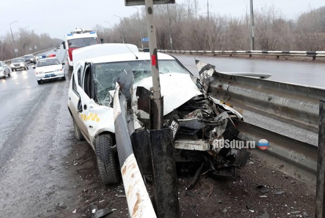 Под Оренбургом таксист погиб, врезавшись на автомобиле в отбойник