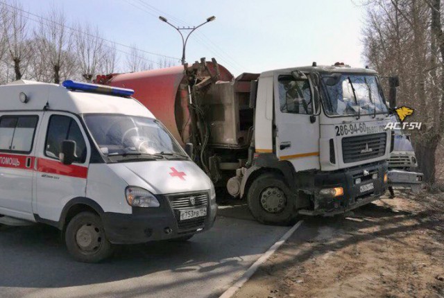 На Бердском шоссе водитель мусоровоза выпал из кабины и погиб под колесами КАМАЗа