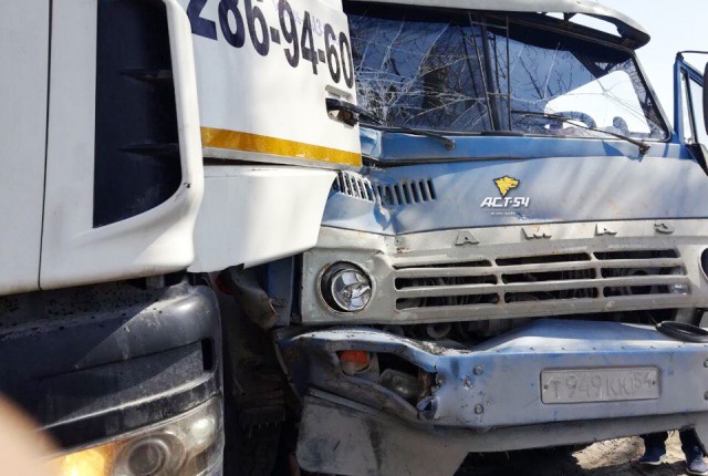 На Бердском шоссе водитель мусоровоза выпал из кабины и погиб под колесами КАМАЗа