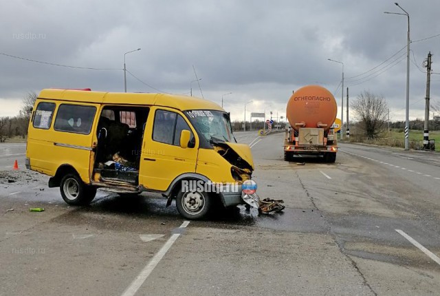 В Калмыкии в момент ДТП с бензовозом пассажиров выбросило из салона маршрутки