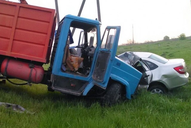 Водитель «Гранты» погиб в ДТП с мусоровозом в станице Анастасиевской