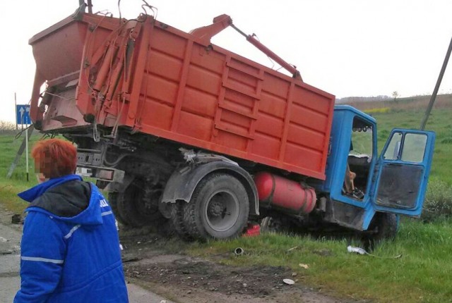 Водитель «Гранты» погиб в ДТП с мусоровозом в станице Анастасиевской