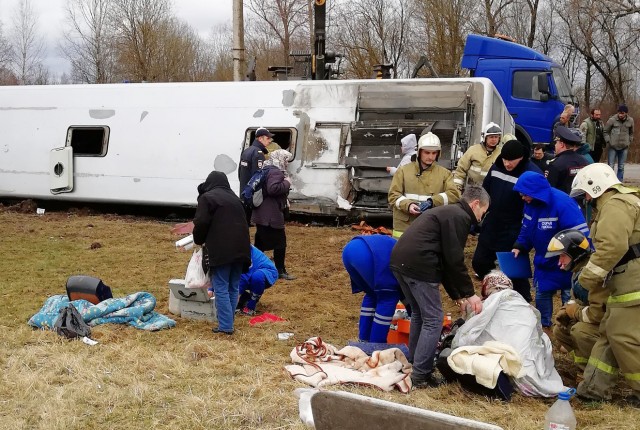 Автобус с паломниками перевернулся в Тверской области. Один человек погиб и 12 пострадали