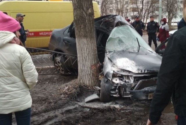 В Нефтекамске водитель «Калины» погиб, врезавшись в дерево