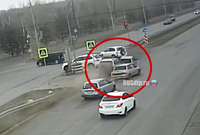 В Красноярске водитель BMW совершил массовое ДТП и скрылся