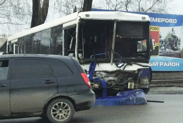 В Кемерове столкновение автобуса и грузовика запечатлела камера