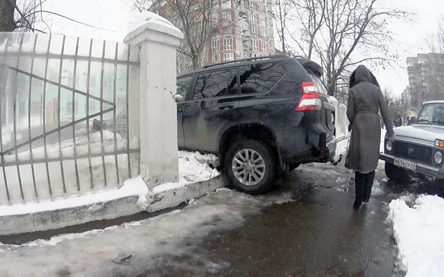 В Кирове женщина на Toyota Land Cruiser Prado снесла ограду детского сада