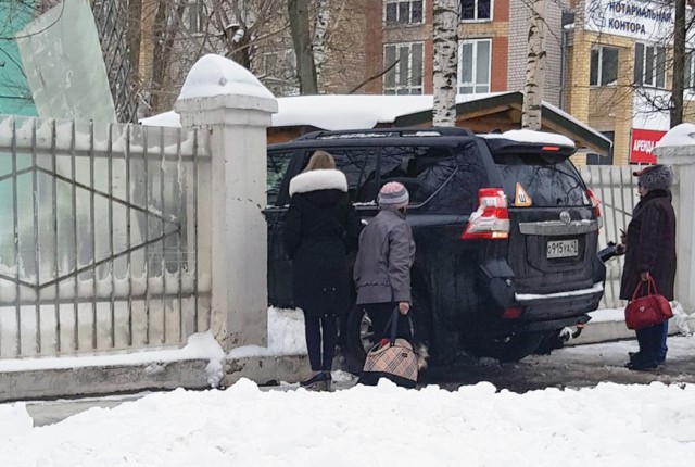 В Кирове женщина на Toyota Land Cruiser Prado снесла ограду детского сада