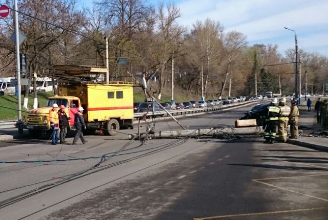 Автомобиль снёс столб возле Черного моста в Брянске. ВИДЕО