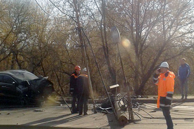 Автомобиль снёс столб возле Черного моста в Брянске. ВИДЕО