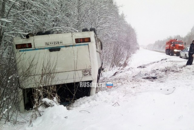 В Свердловской области перевернулся автобус