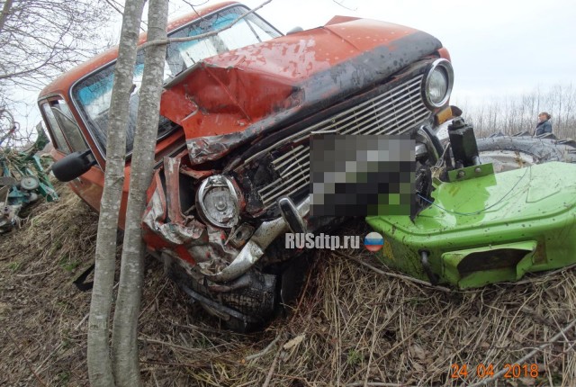 В Тверской области пенсионерка на ВАЗ-2101 столкнулась с трактором