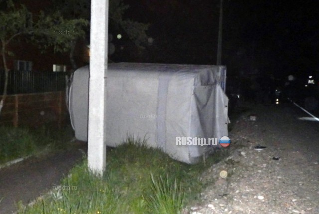 На Кубани двое молодых людей погибли, врезавшись в стоящую «Газель»