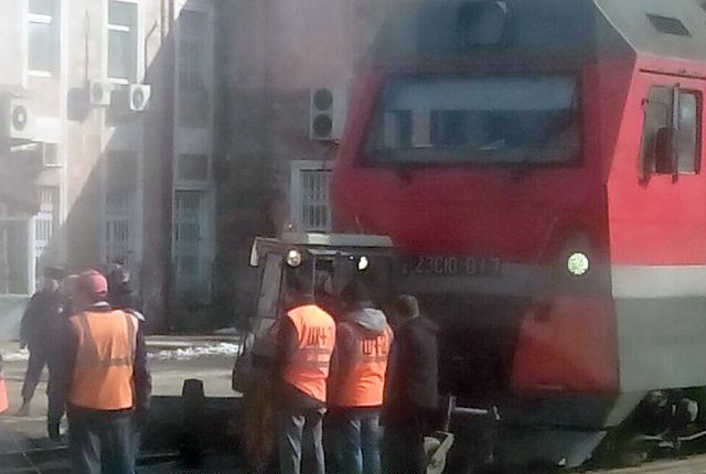 В Перми трактор столкнулся с грузовым поездом. ВИДЕО