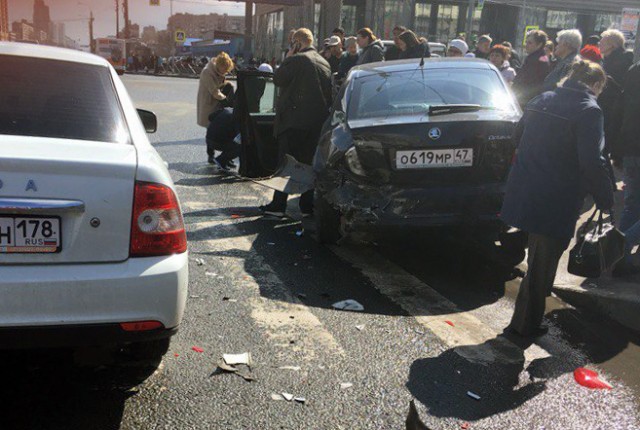 В Петербурге автомобиль сбил троих пешеходов на тротуаре