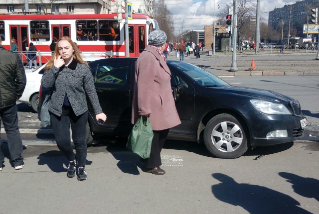 В Петербурге автомобиль сбил троих пешеходов на тротуаре