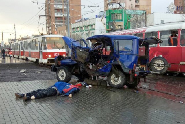 В Самаре в ДТП с трамваем погиб водитель УАЗа