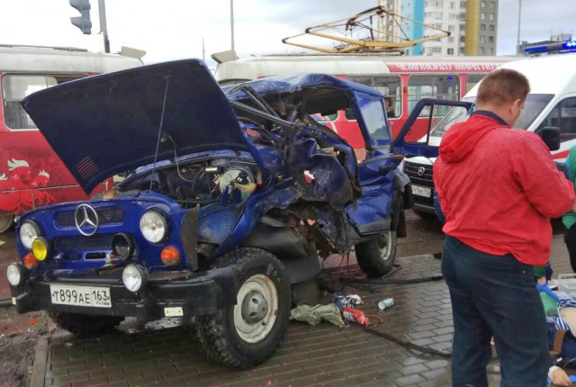 В Самаре в ДТП с трамваем погиб водитель УАЗа