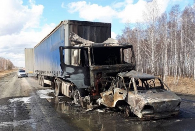 Женщина погибла в огненном ДТП на трассе Тюмень - Омск