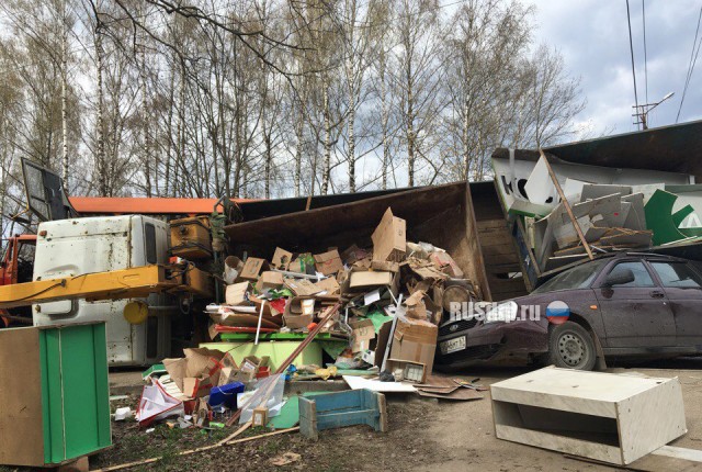 В Смоленске мусоровоз раздавил «Ладу Приору»