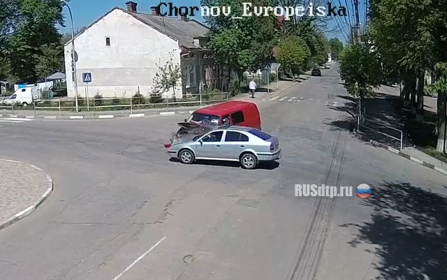 Микроавтобус не уступил дорогу