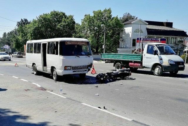 В Геленджике мотоциклист сбил пешехода и врезался в автобус. Видео