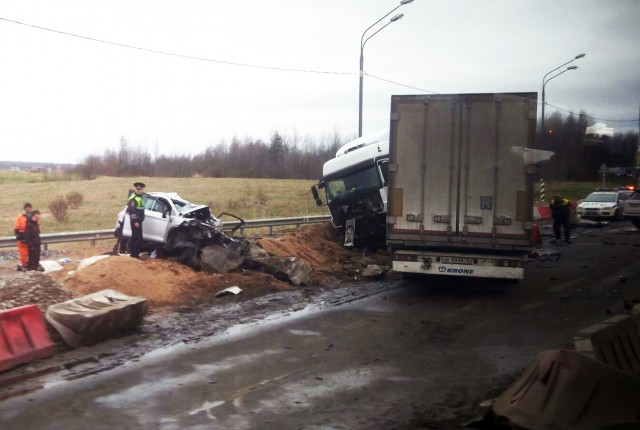 Мужчина и ребенок погибли в ДТП на трассе М-10 в Новгородской области