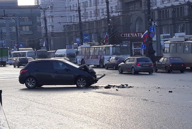 Столкновение легковушки и скорой в Челябинске запечатлел видеорегистратор