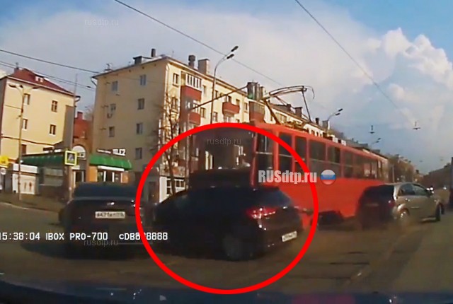 В Казани трамвай с отказавшими тормозами снёс три автомобиля. ВИДЕО