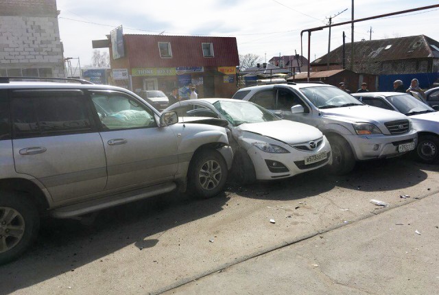 В Чебаркуле 10-летний ребенок за рулем разбил четыре автомобиля