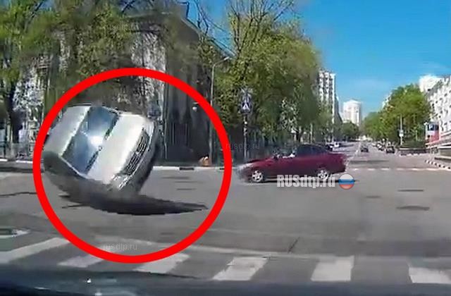 В Белгороде в результате ДТП перевернулся автомобиль. ВИДЕО
