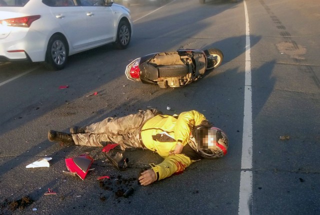 Скутерист погиб от столкновения с трактором в Новосаратовке