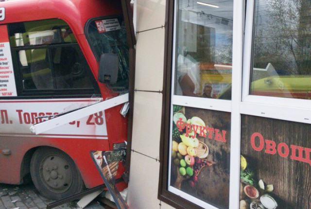 В Барнауле автобус въехал в киоск из-за потерявшего сознание водителя
