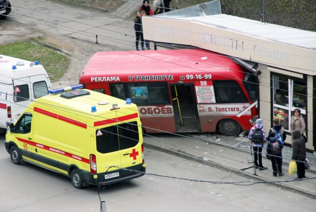 В Барнауле автобус въехал в киоск из-за потерявшего сознание водителя