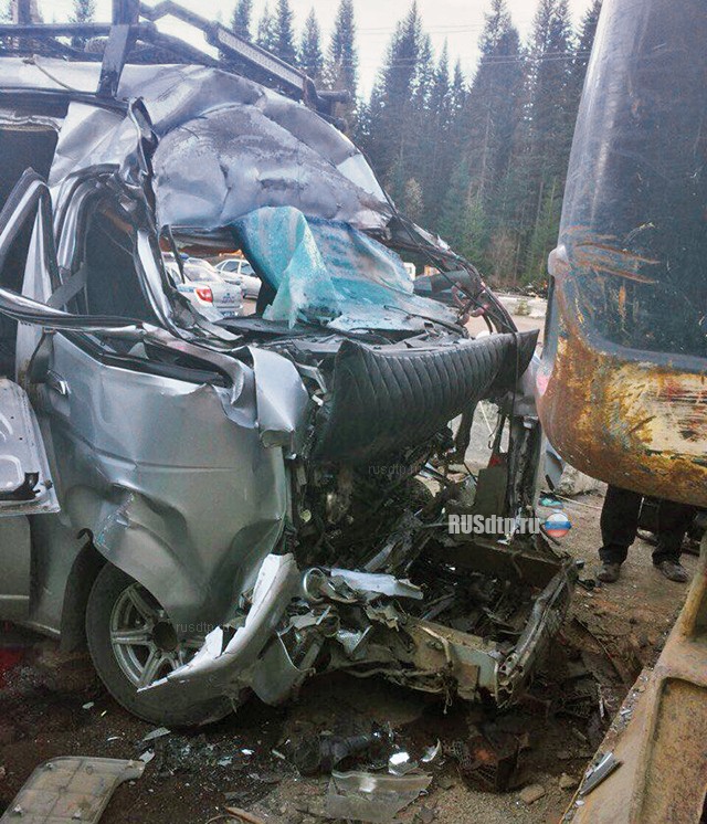 Четверо погибли при столкновении микроавтобуса с экскаватором в Красноярском крае