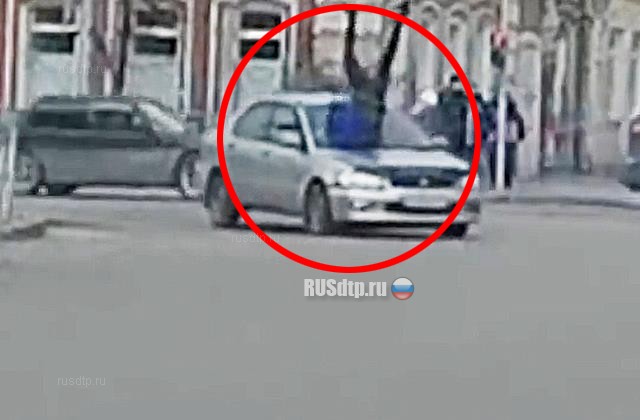 В Красноярске автомобиль сбил девушку на пешеходном переходе
