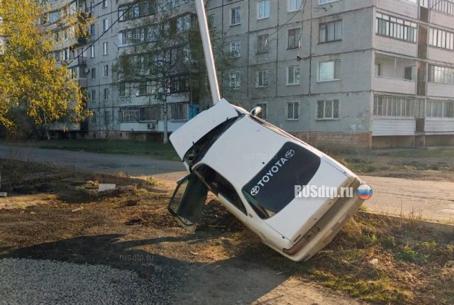 В Хабаровске подростки врезались в столб на угнанной машине