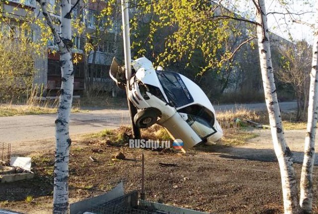 В Хабаровске подростки врезались в столб на угнанной машине