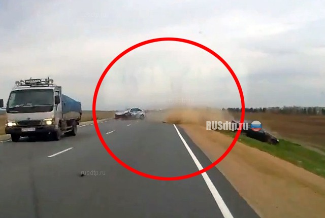 В Иркутской области автомобиль ДПС попал в ДТП, преследуя нарушителя