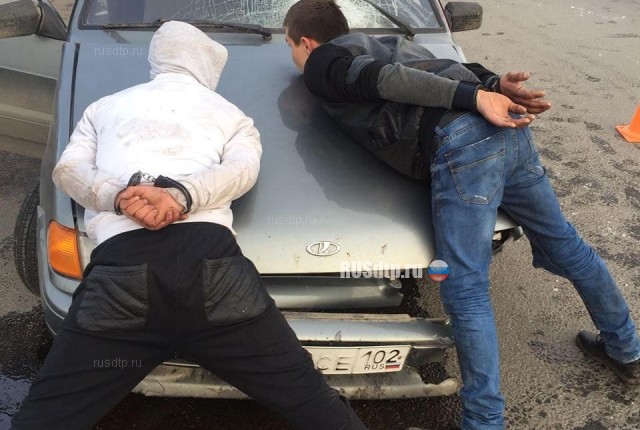 В Уфе пьяные угонщики попали в ДТП, скрываясь от полицейских