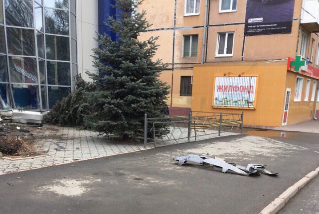 В Кемерове внедорожник скрывался от полицейских и врезался в здание топливной компании