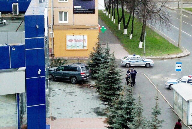 В Кемерове внедорожник скрывался от полицейских и врезался в здание топливной компании