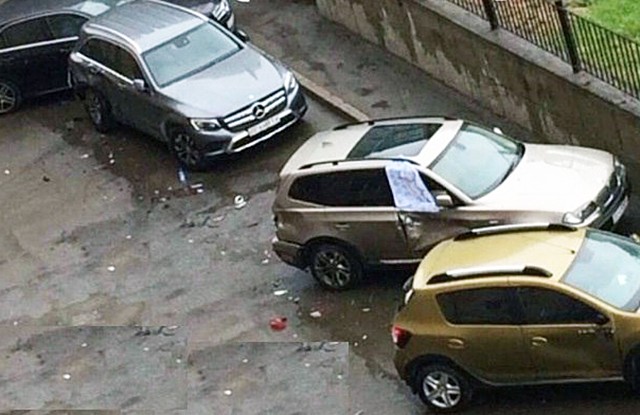 В Красноярске пьяная женщина на «Мерседесе» разбила 10 машин во дворе